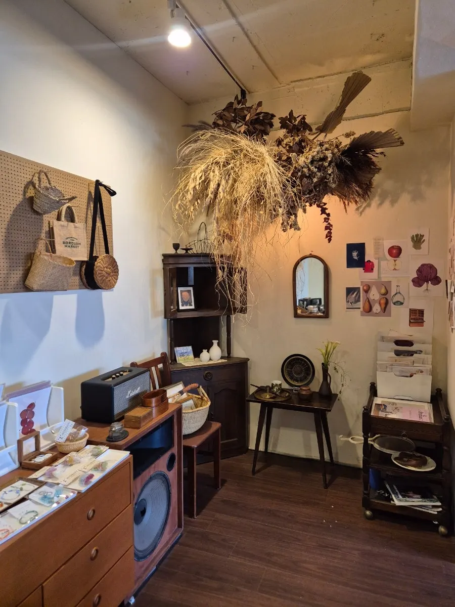 Nice furniture and decor pieces along Sarugak20's wall