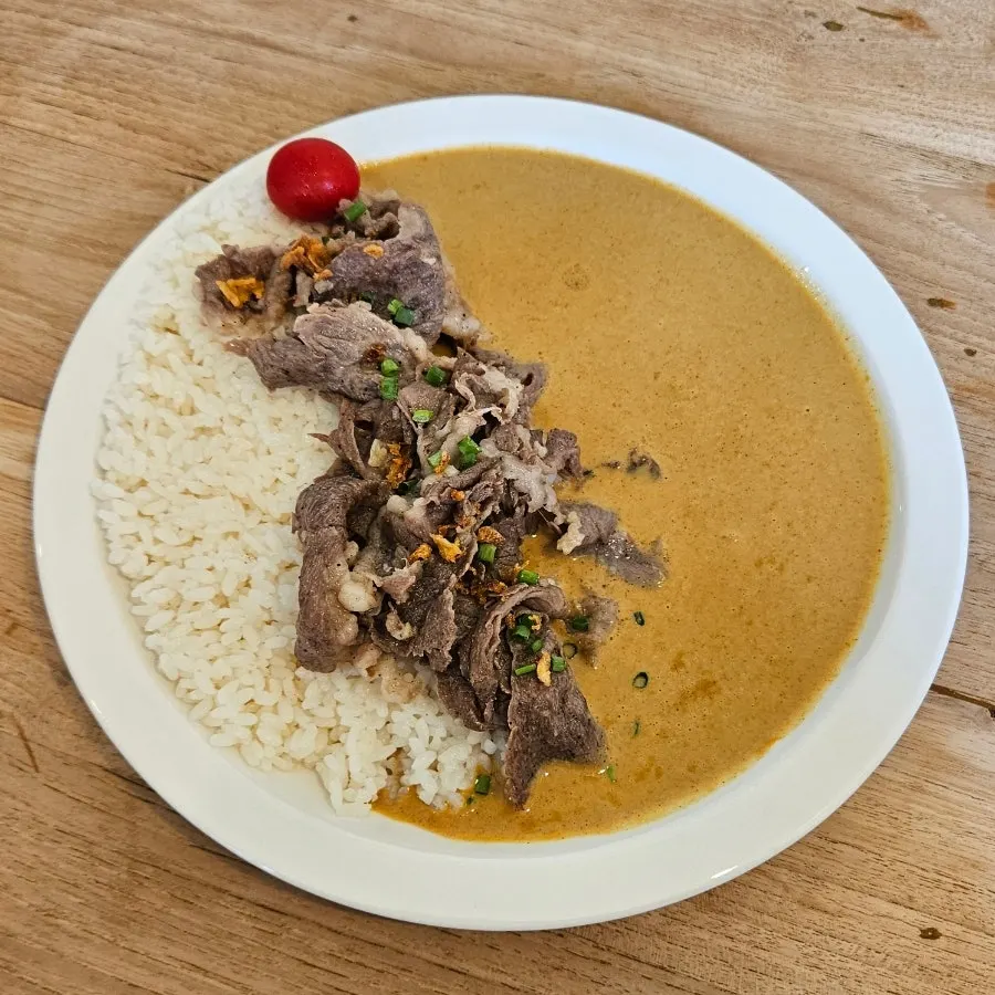 Brisket cream curry with a well-balanced rice-to-curry ratio