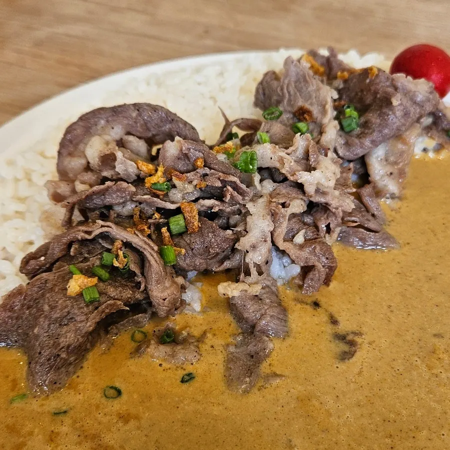 Close-up of the brisket-topped cream curry