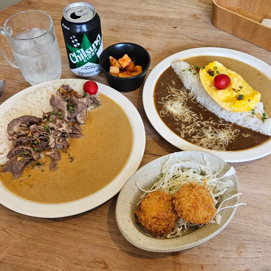 Table setting with two bowls of curry and kkakdugi kimchi