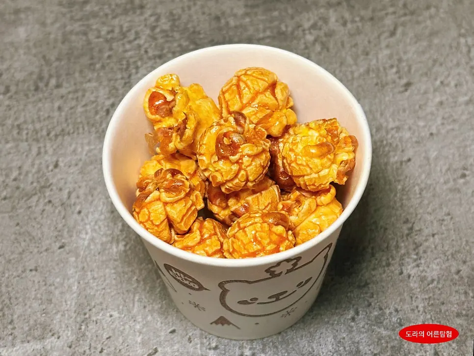 Caramel popcorn served as the basic side dish