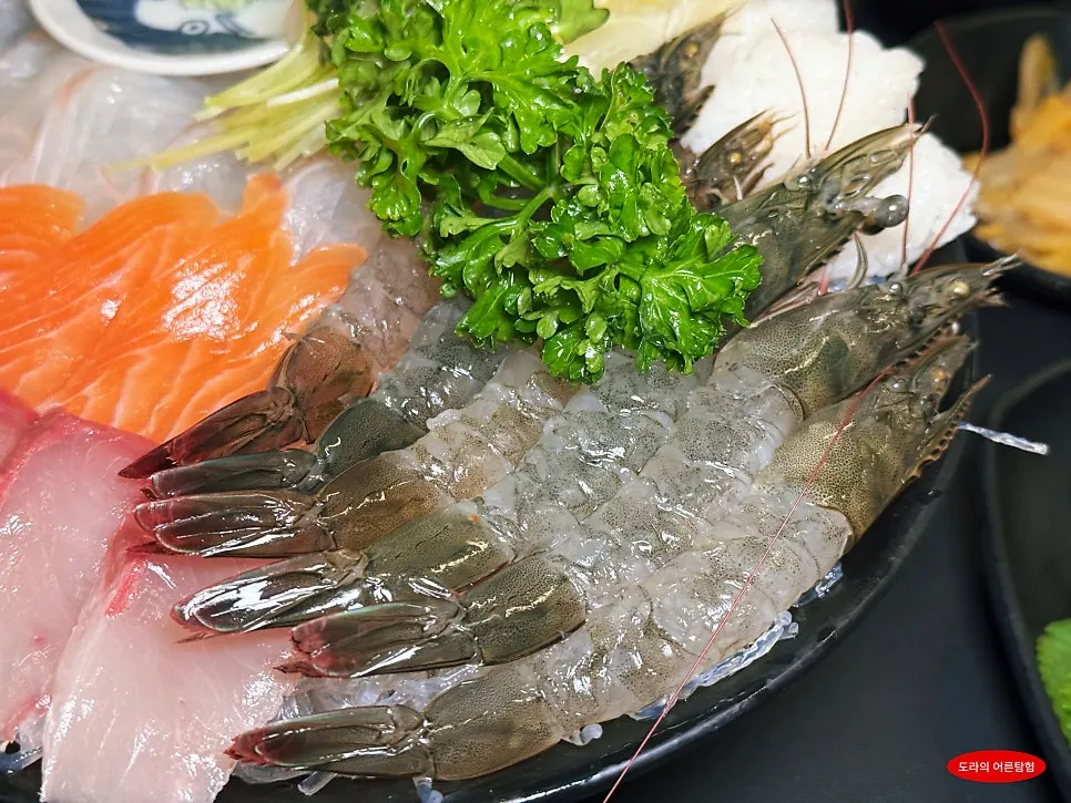 Live raw shrimp served on a plate