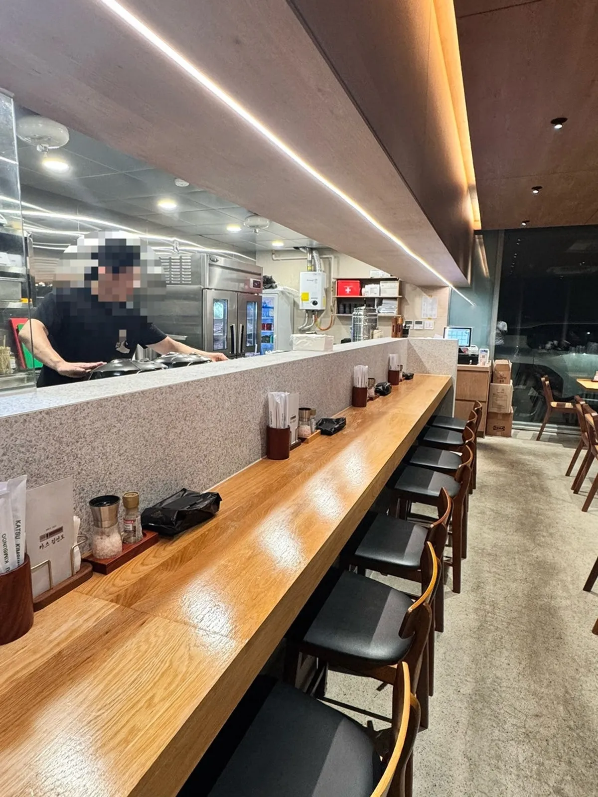 차분한 분위기의 카츠김선도 매장 내부