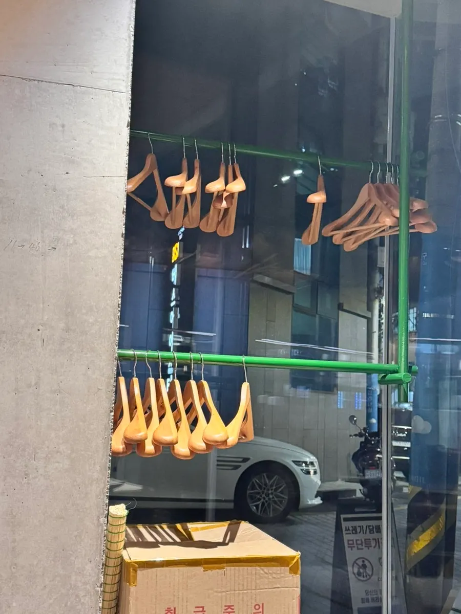 카츠김선도 매장 한쪽 옷걸이 공간