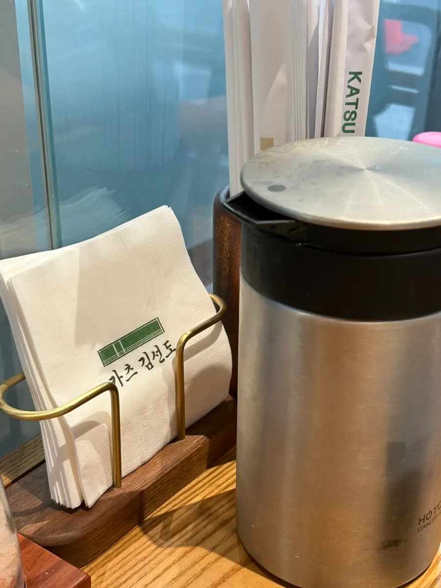 주문 후 기다리며 마신 물컵