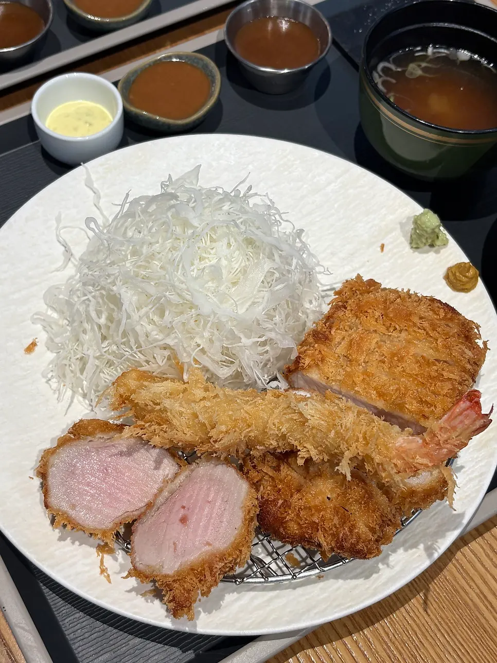 모듬 돈카츠 정식과 소스 세 가지