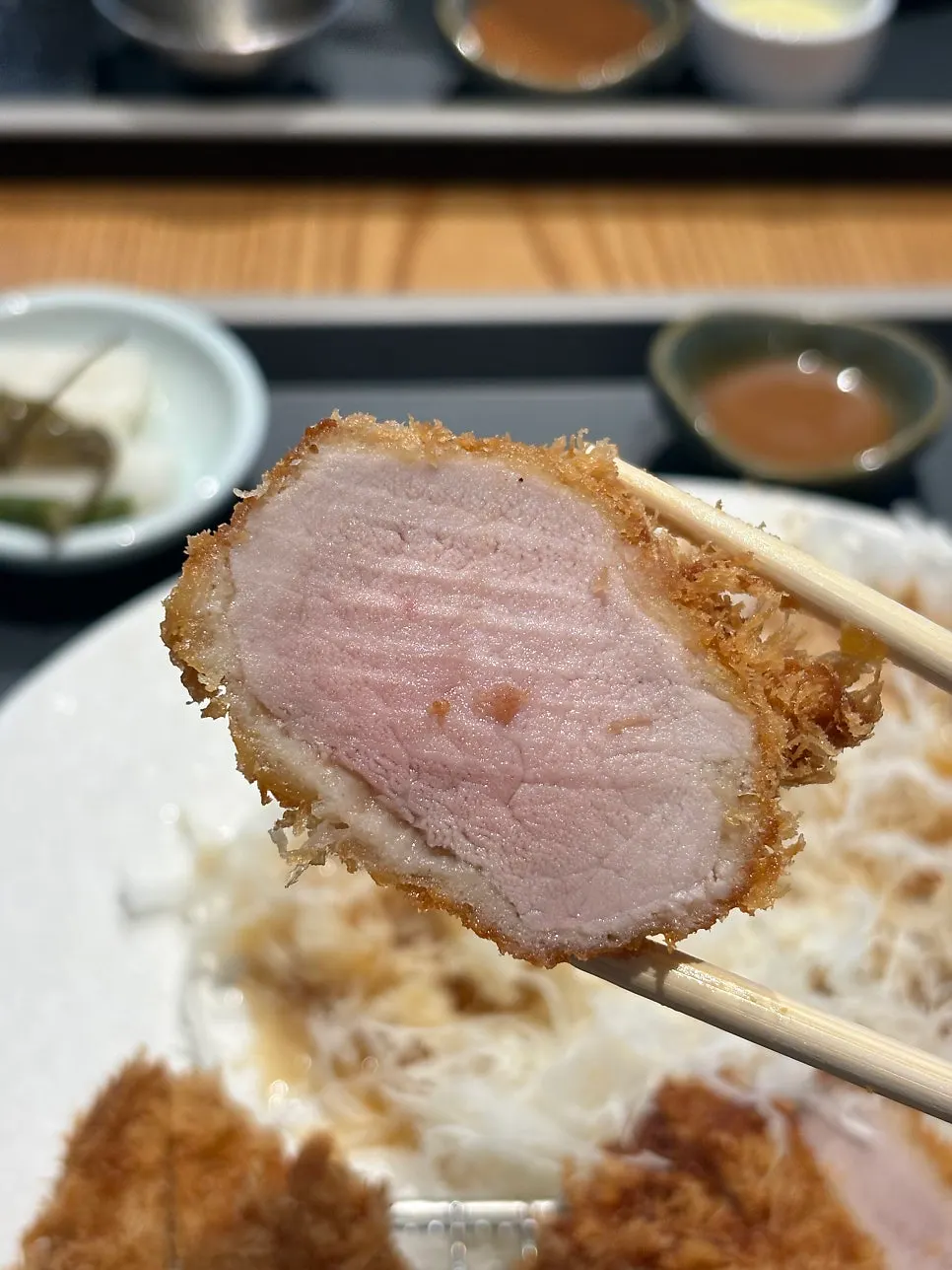 접시에 담긴 돈카츠 조각