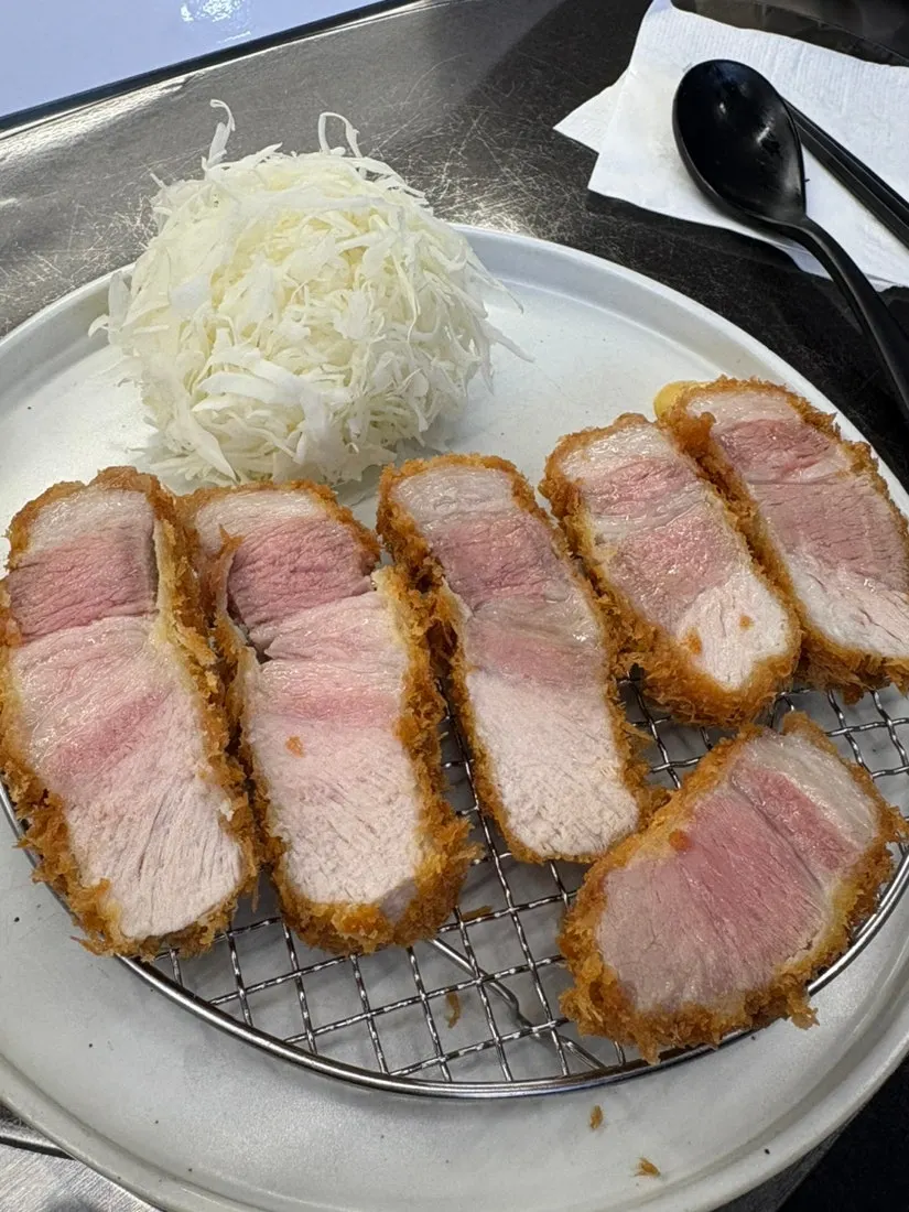 Jang-guk broth and rice served before the katsu meal