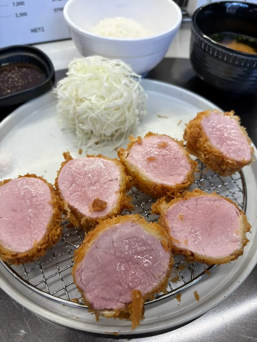 Jang-guk broth and rice served before the katsu meal