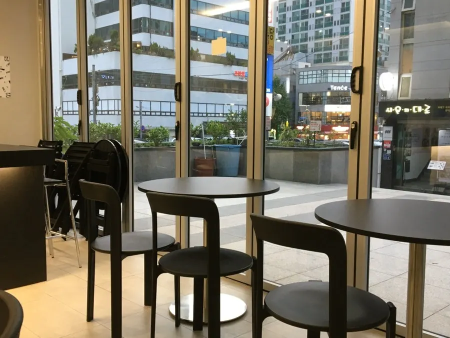Art-gallery-like bar table