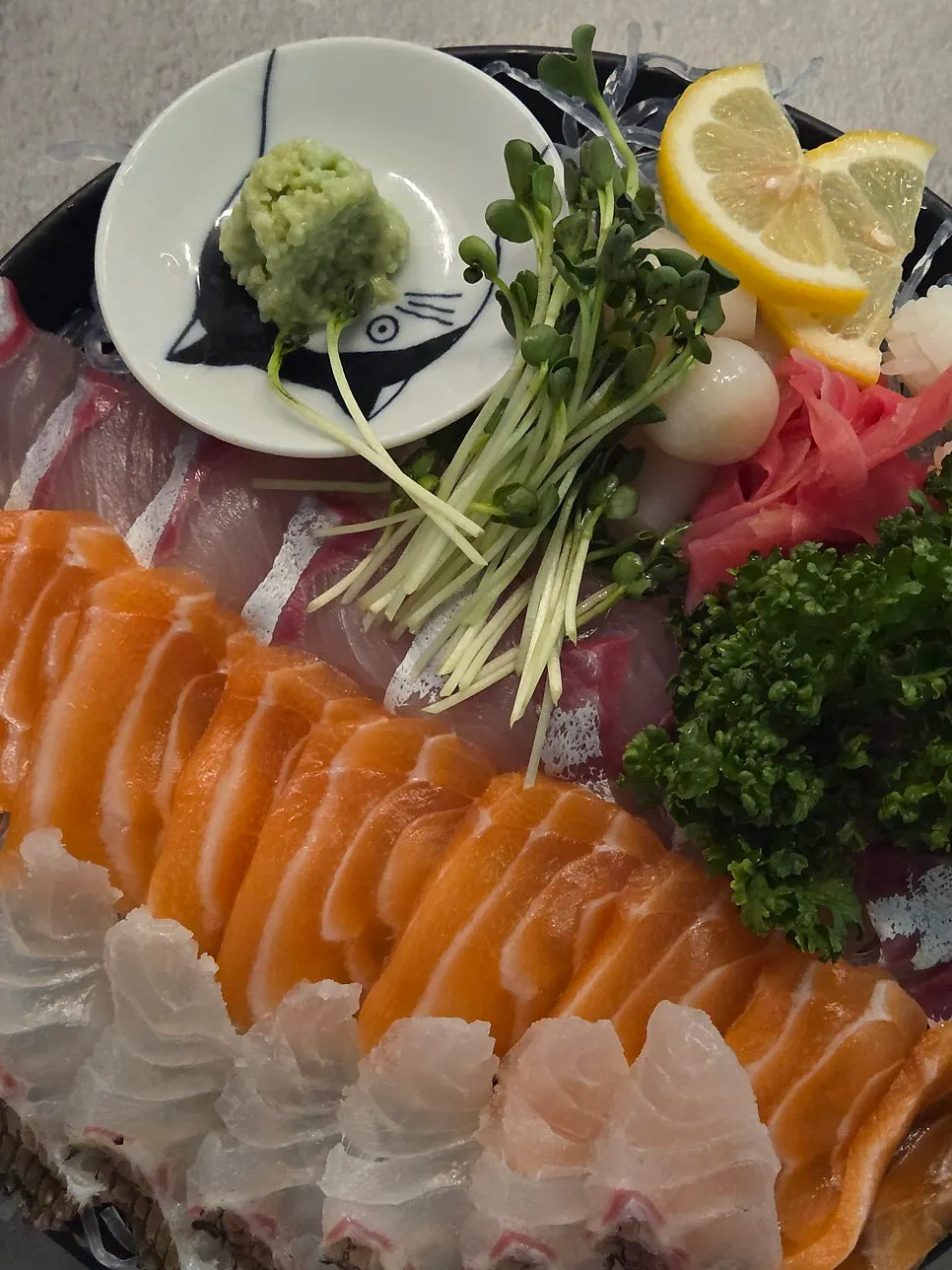 Small mixed sashimi set with three kinds of fish