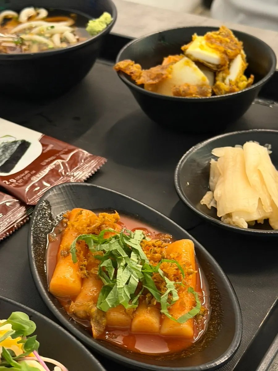 김과 함께 차려진 스끼다시 한상