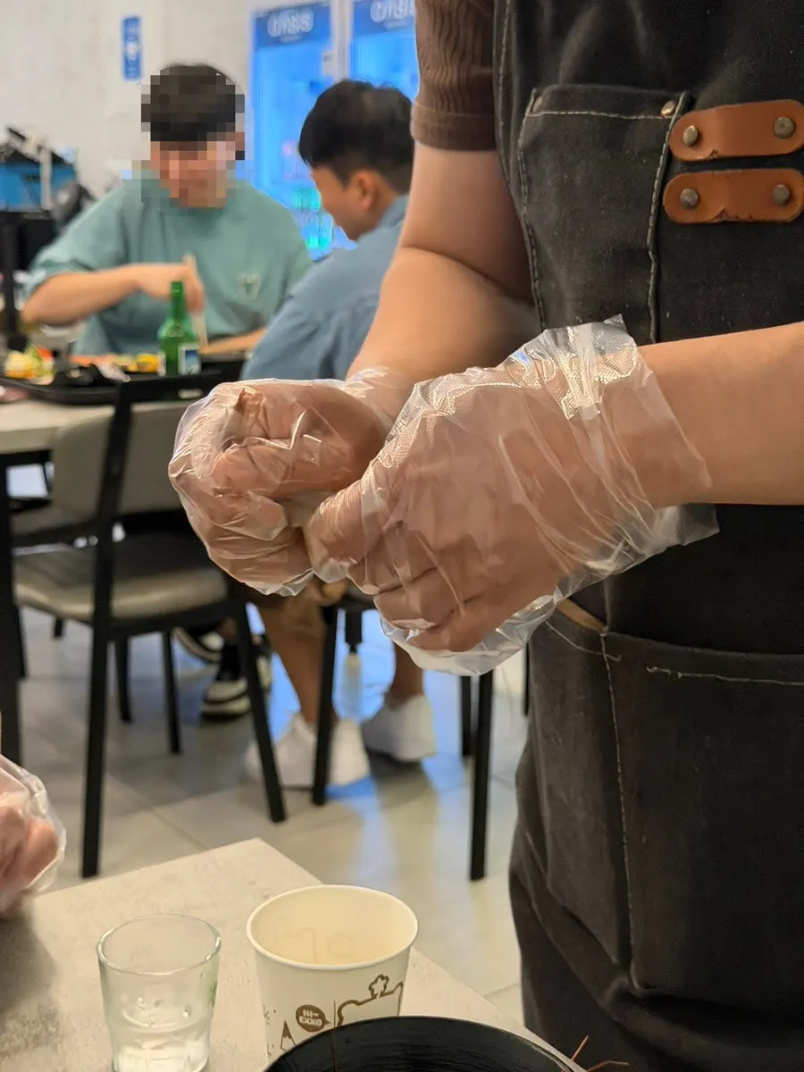 손질된 생새우회와 남은 새우 머리