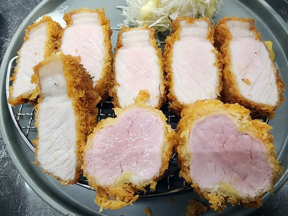 윤기 나는 제주 흑돈 모둠카츠