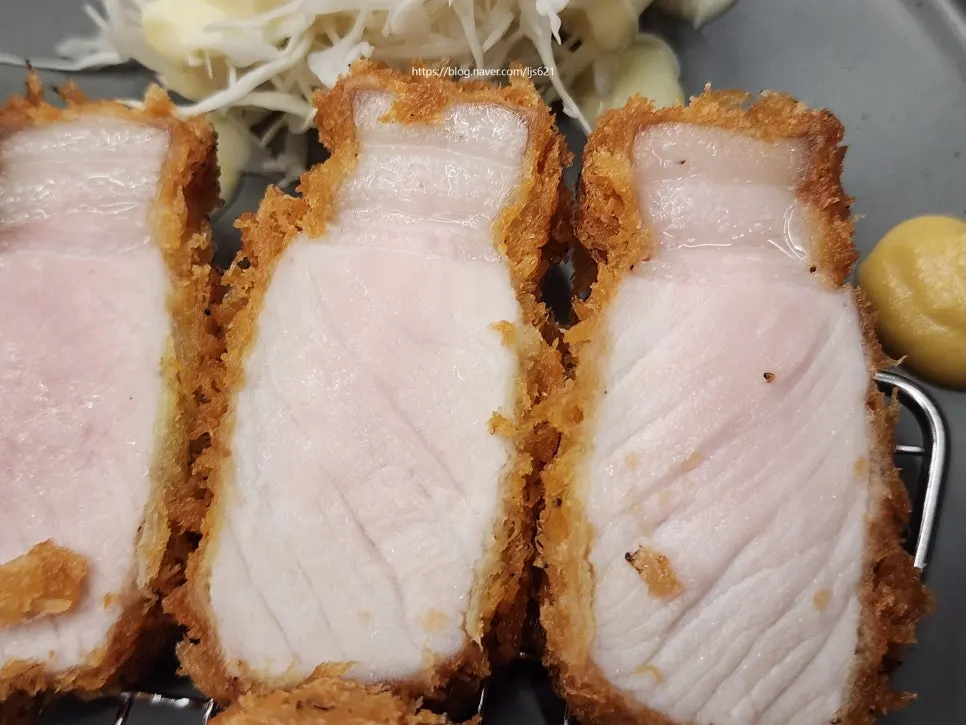 바삭하고 촉촉한 모둠카츠 단면