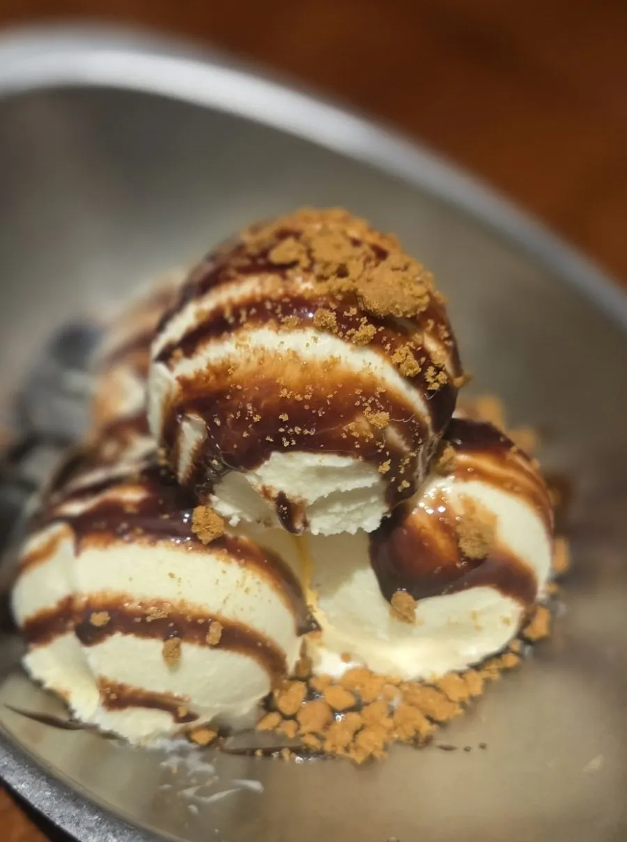 Ice cream topped with nutty powder