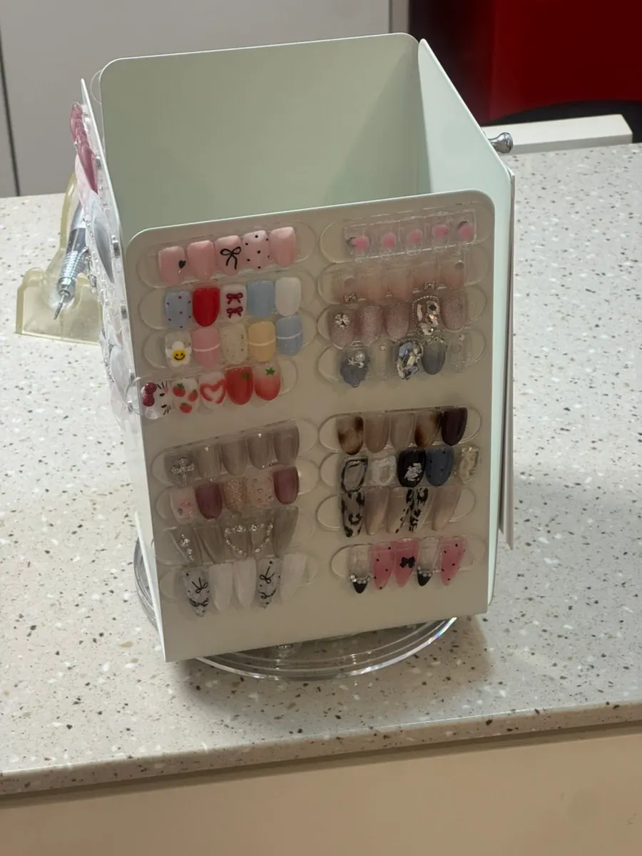 Display of magnetic gels and other nail colors