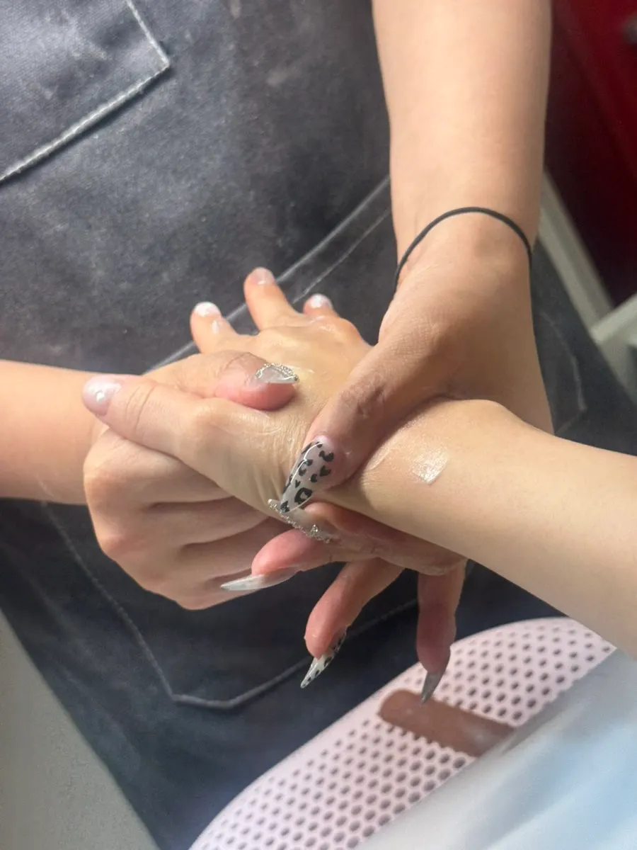Applying pink gel color during the treatment