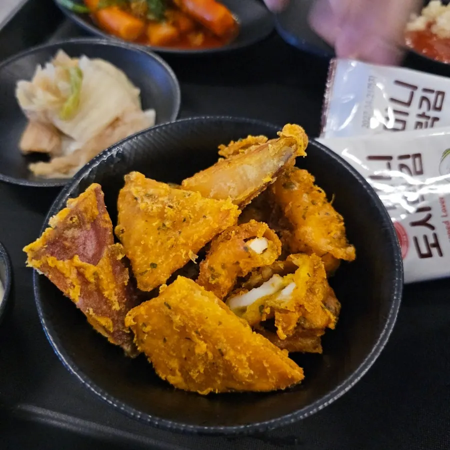 기본으로 나온 오징어튀김과 고구마튀김