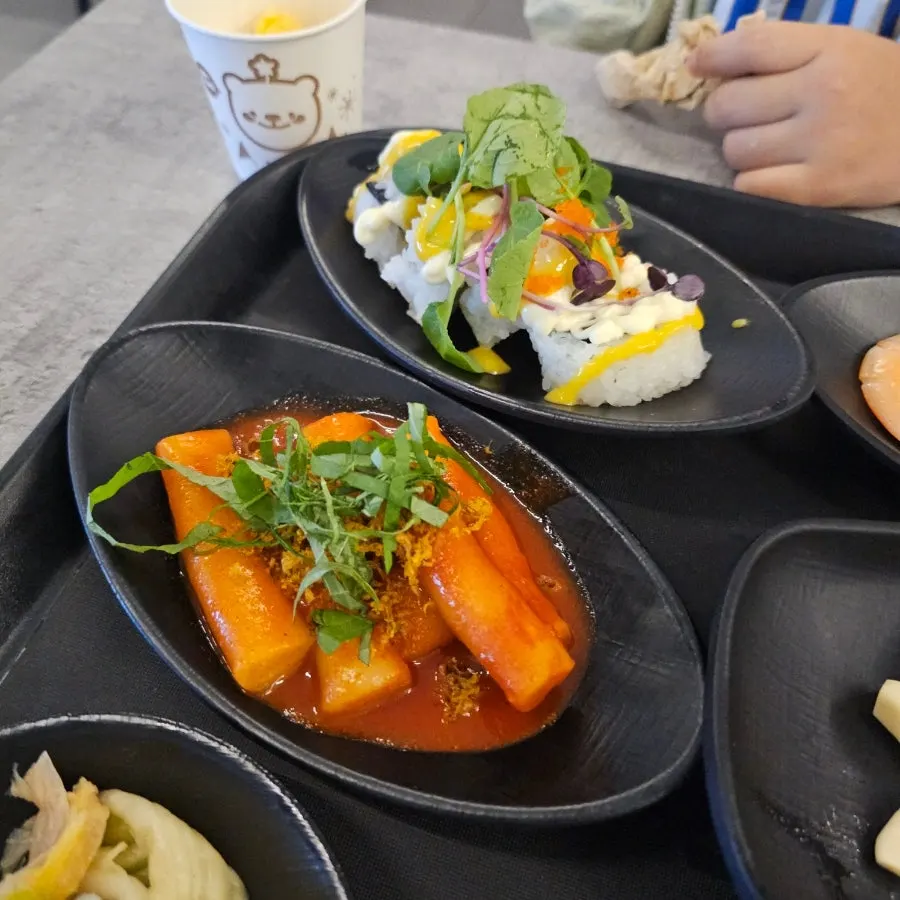 함께 나온 캘리포니아롤과 떡볶이