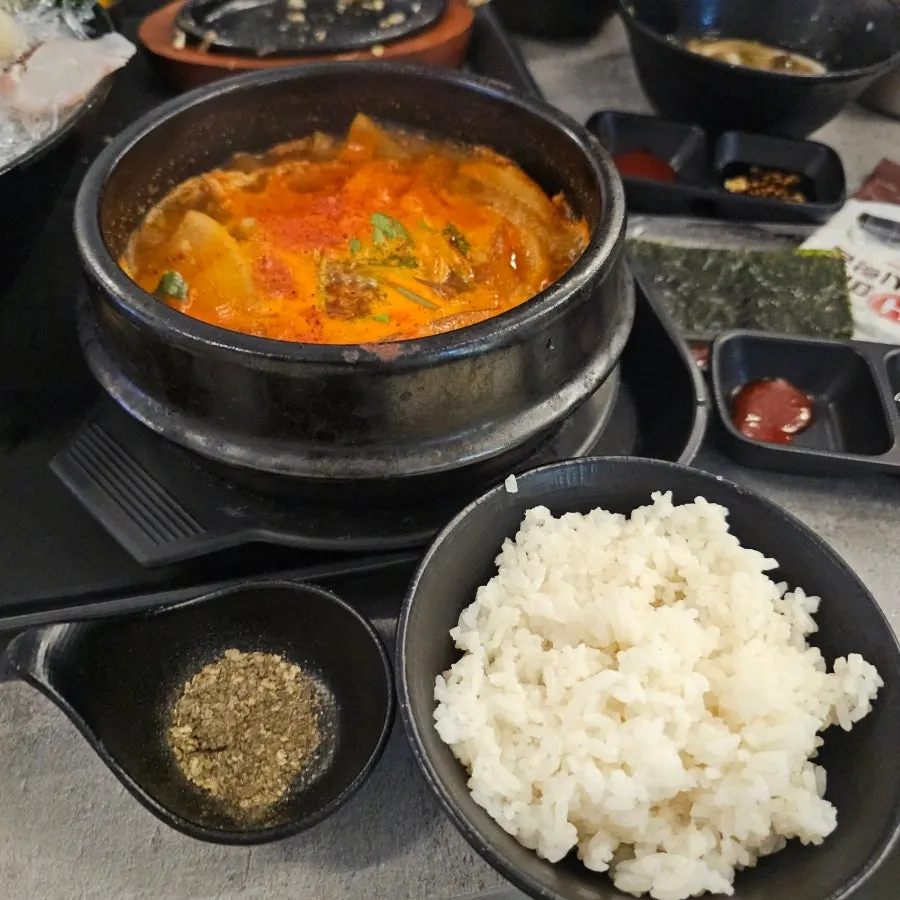 뚝배기에 담겨 나온 뼈매운탕