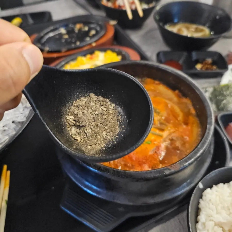 산초를 따로 덜어 넣은 매운탕 한 그릇