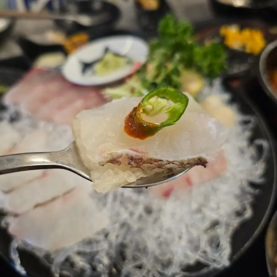 모둠회와 스끼다시가 차려진 리고수산 테이블