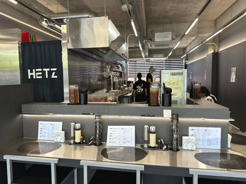 Open kitchen at Hets Jeonpo Branch