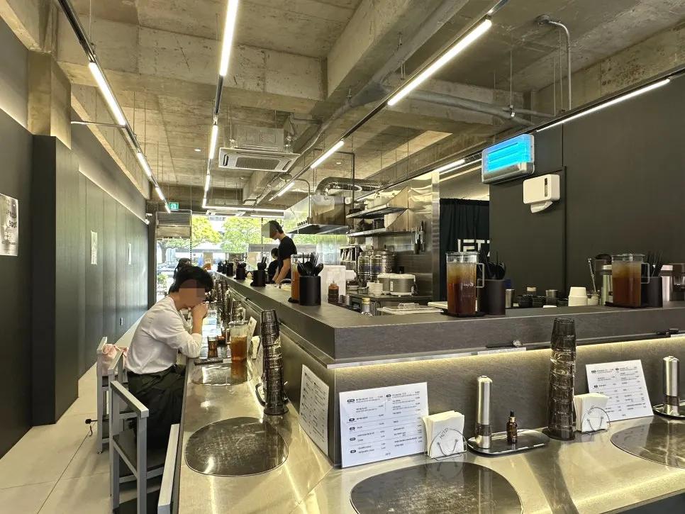 Counter seating inside Hets Jeonpo Branch
