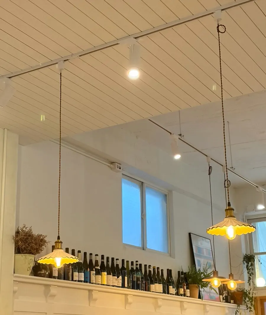 Interior toko dengan dapur terbuka terlihat