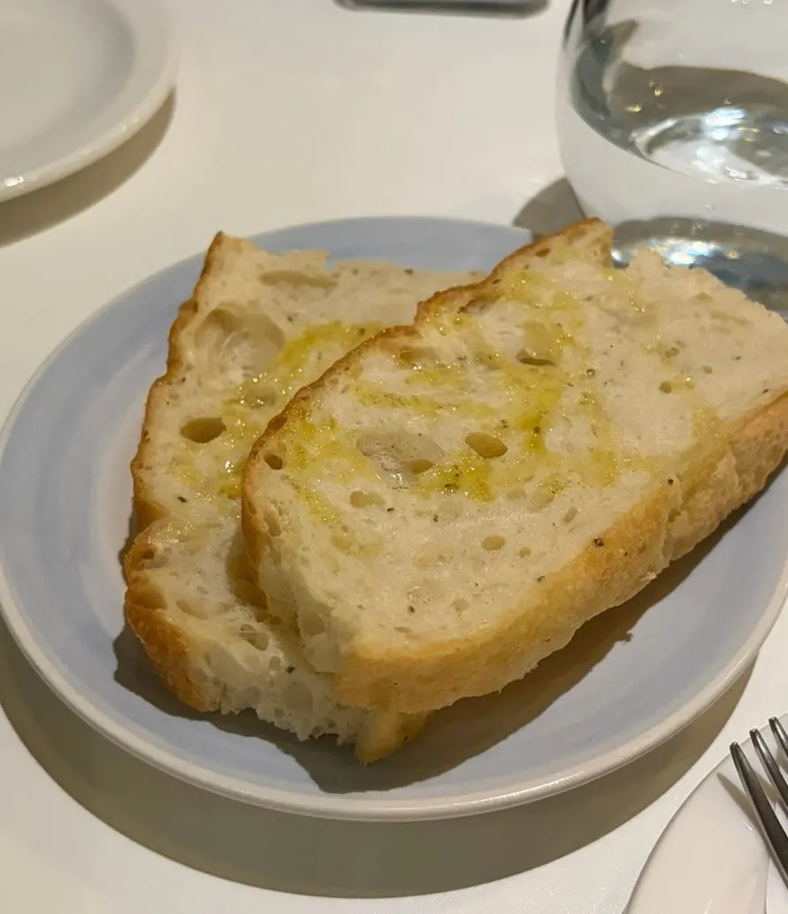 Susunan makanan di atas meja Odd Bird Oliver