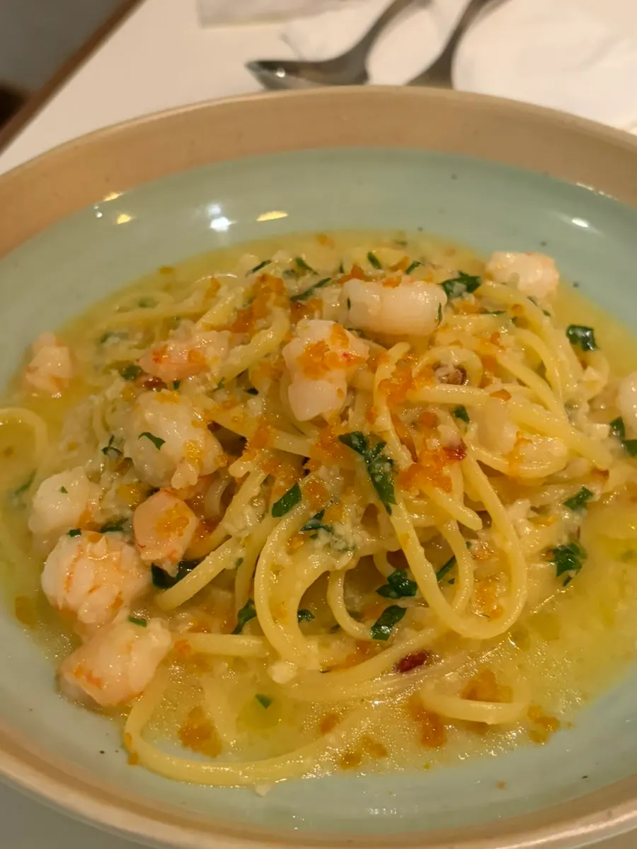 Bottarga aglio e olio dengan telur ikan belanak di atasnya