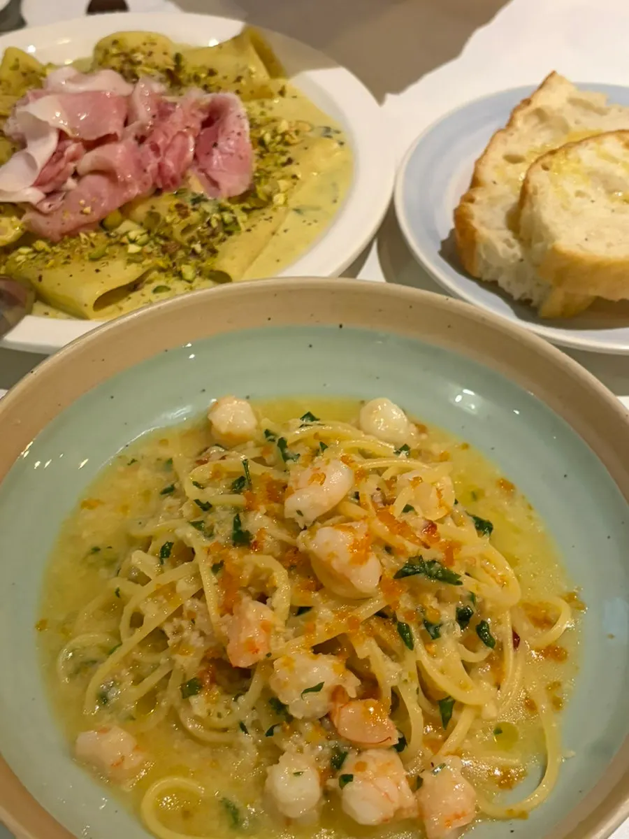 Bottarga aglio e olio dengan udang yang melimpah