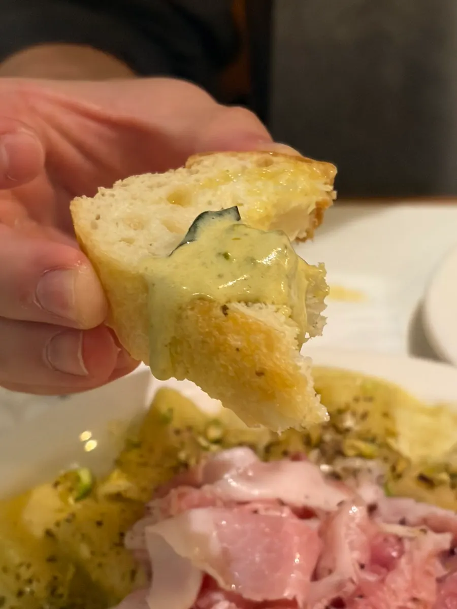 Pistachio jambon pasta diangkat dengan garpu