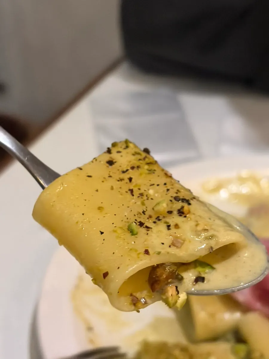 Roti focaccia yang diberi saus pasta