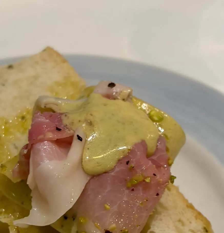 Jambon dan saus dituang di atas roti focaccia