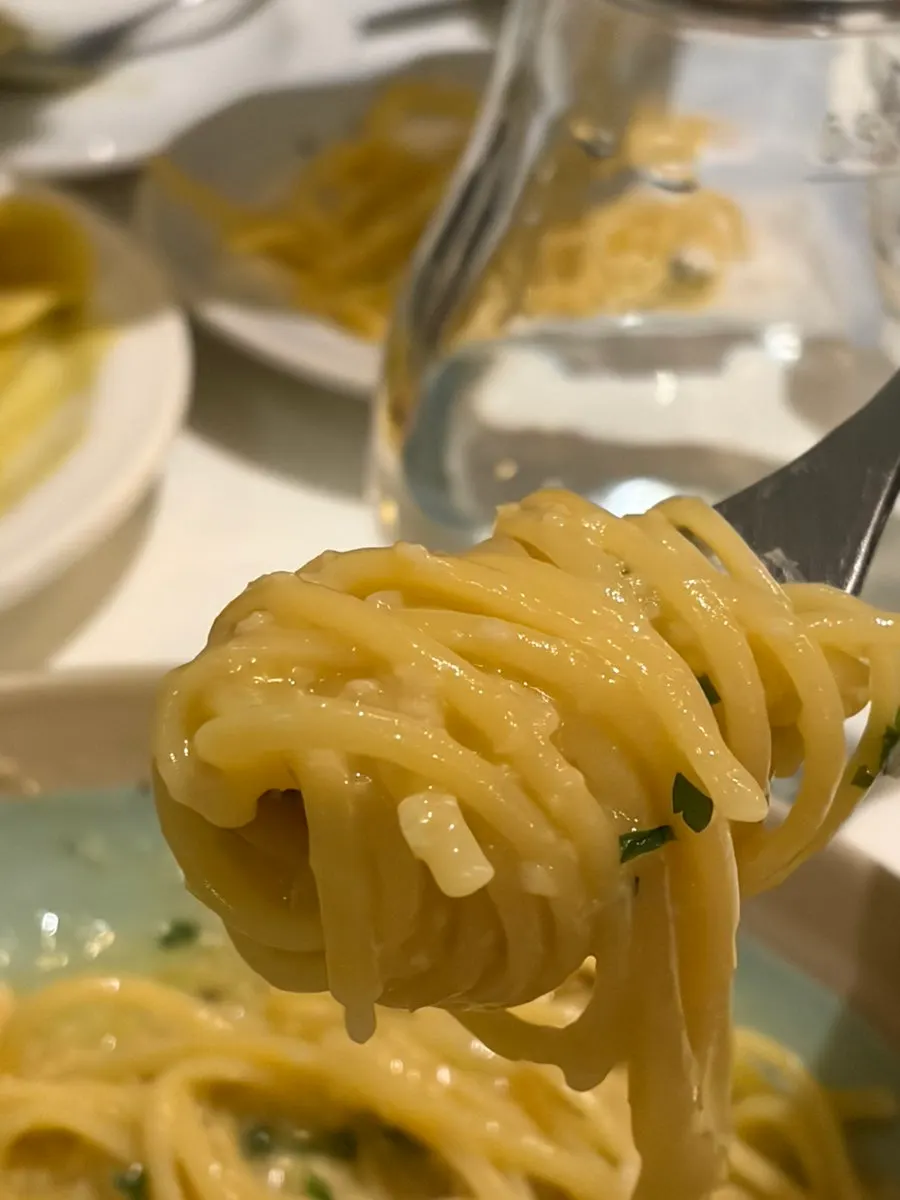 Dua piring pasta di meja untuk dinner date