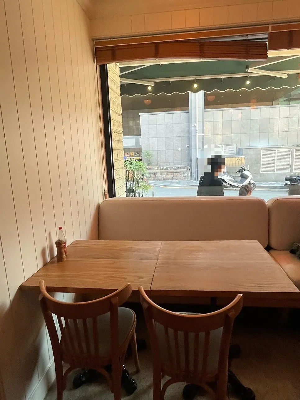채광 좋은 피클스 테이블 자리
