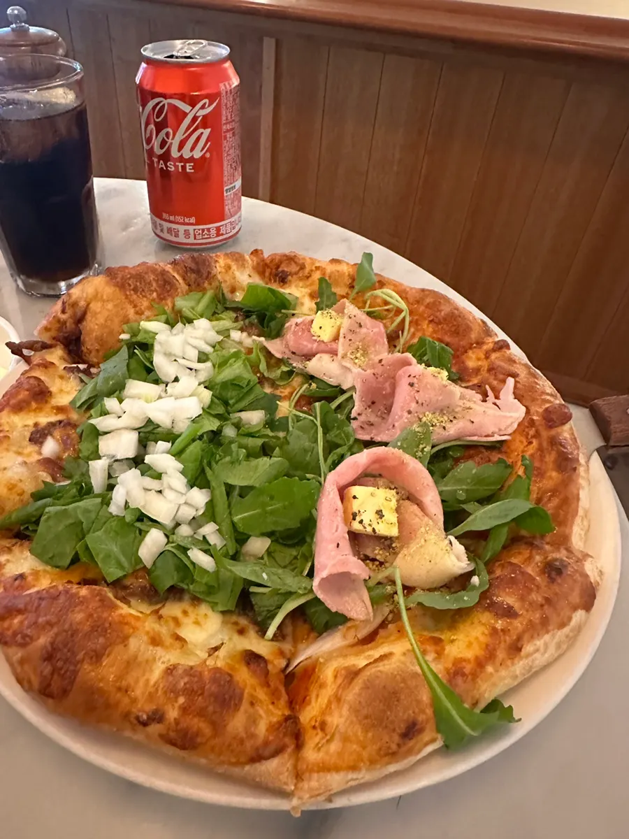 A full half-and-half jambon-beurre and beef cheeseburger pizza