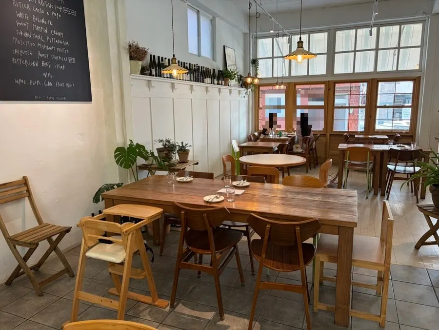 Restaurant with dog-friendly and kid-friendly information
