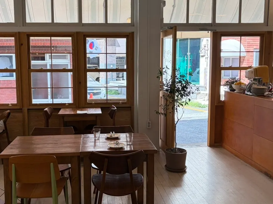 Restaurant with dog-friendly and kid-friendly information