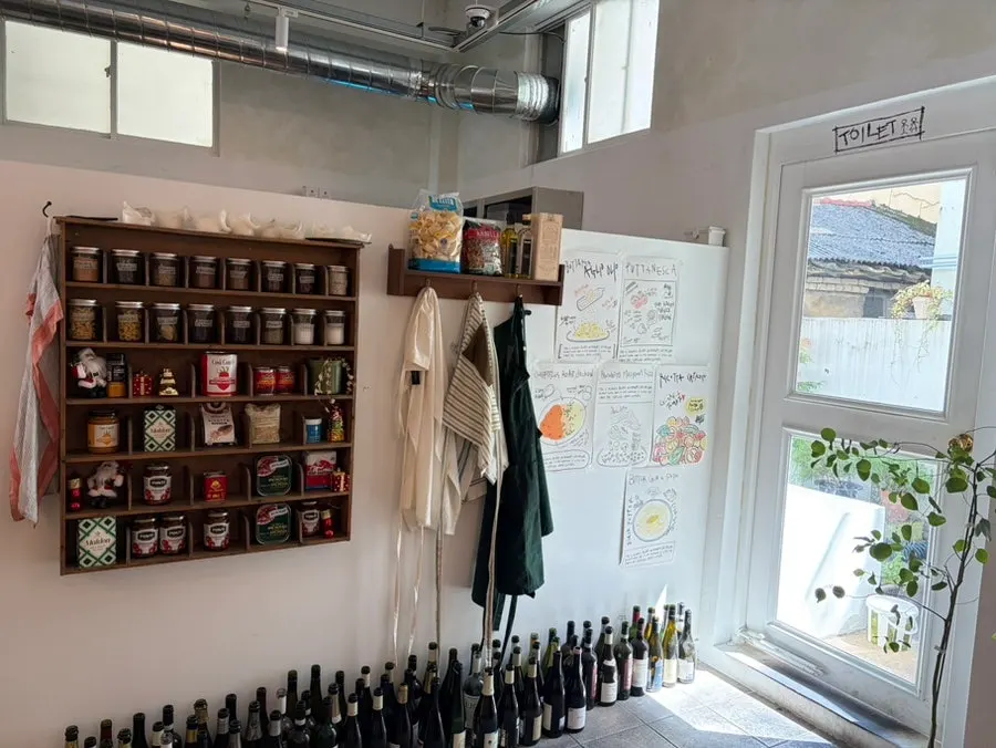 Restaurant with dog-friendly and kid-friendly information