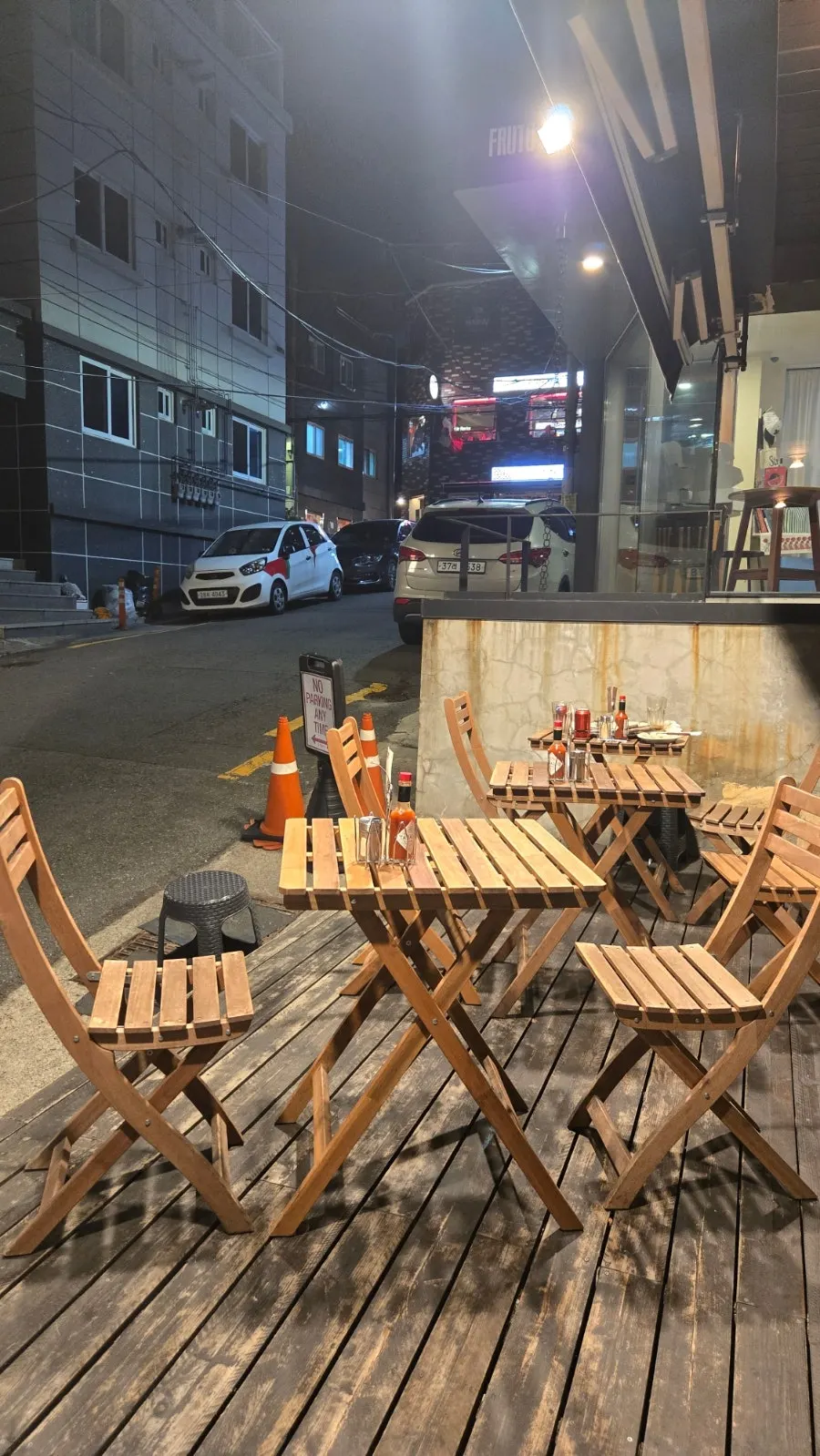 配合晚间排队提示的店铺外观