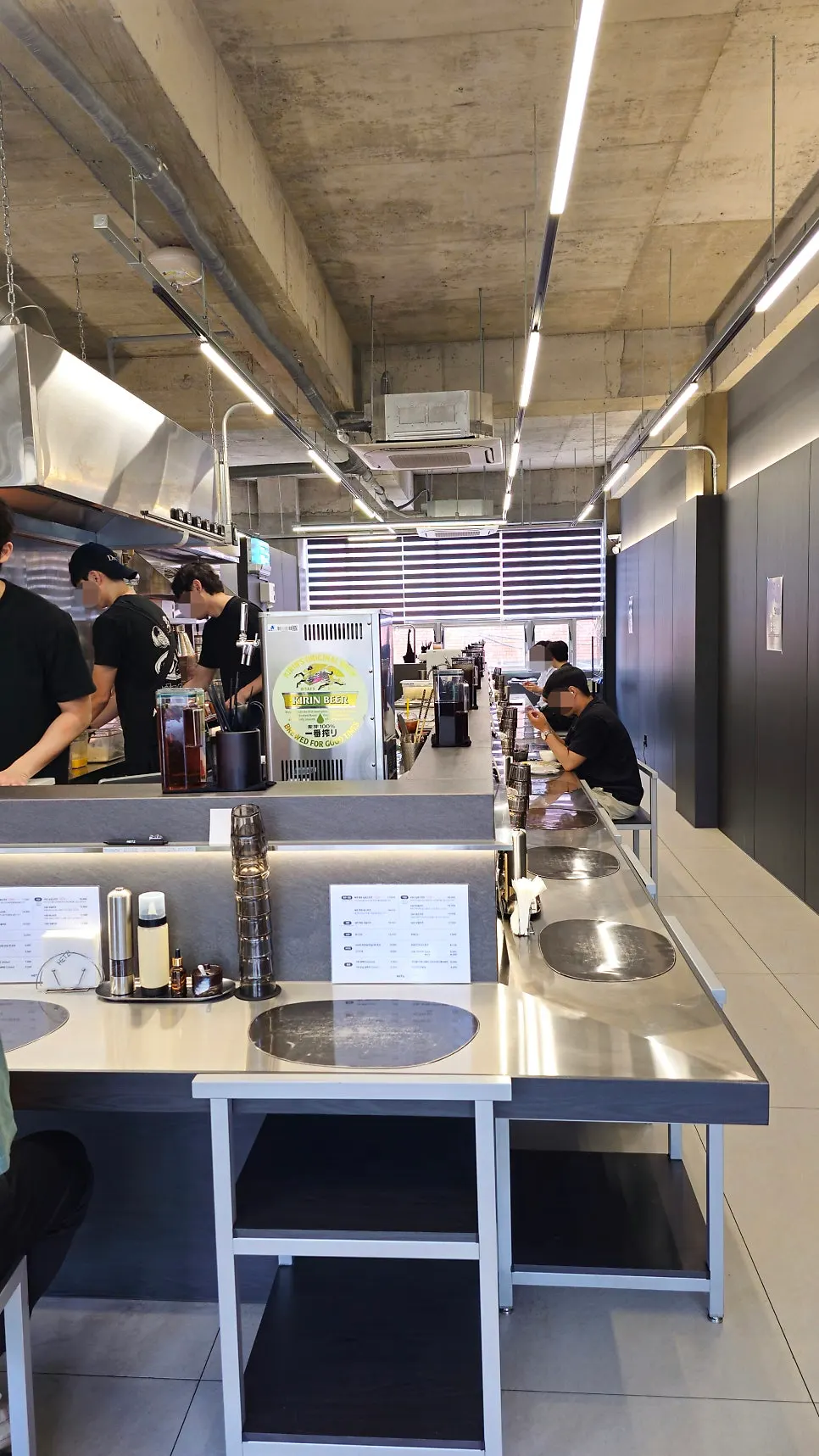 Clothing rack area at Hets Jeonpo Branch