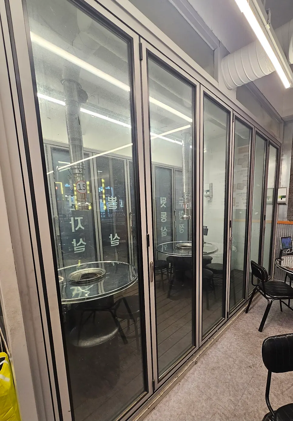 Spacious dining hall table layout at Dwitdon Sanghoe, Jeonpo Branch