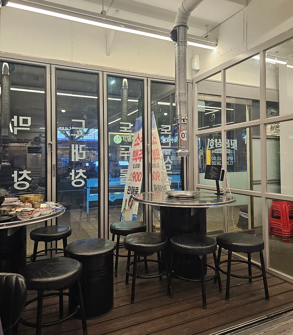 Interior of Dwitdon Sanghoe, Jeonpo Branch, good for group seating