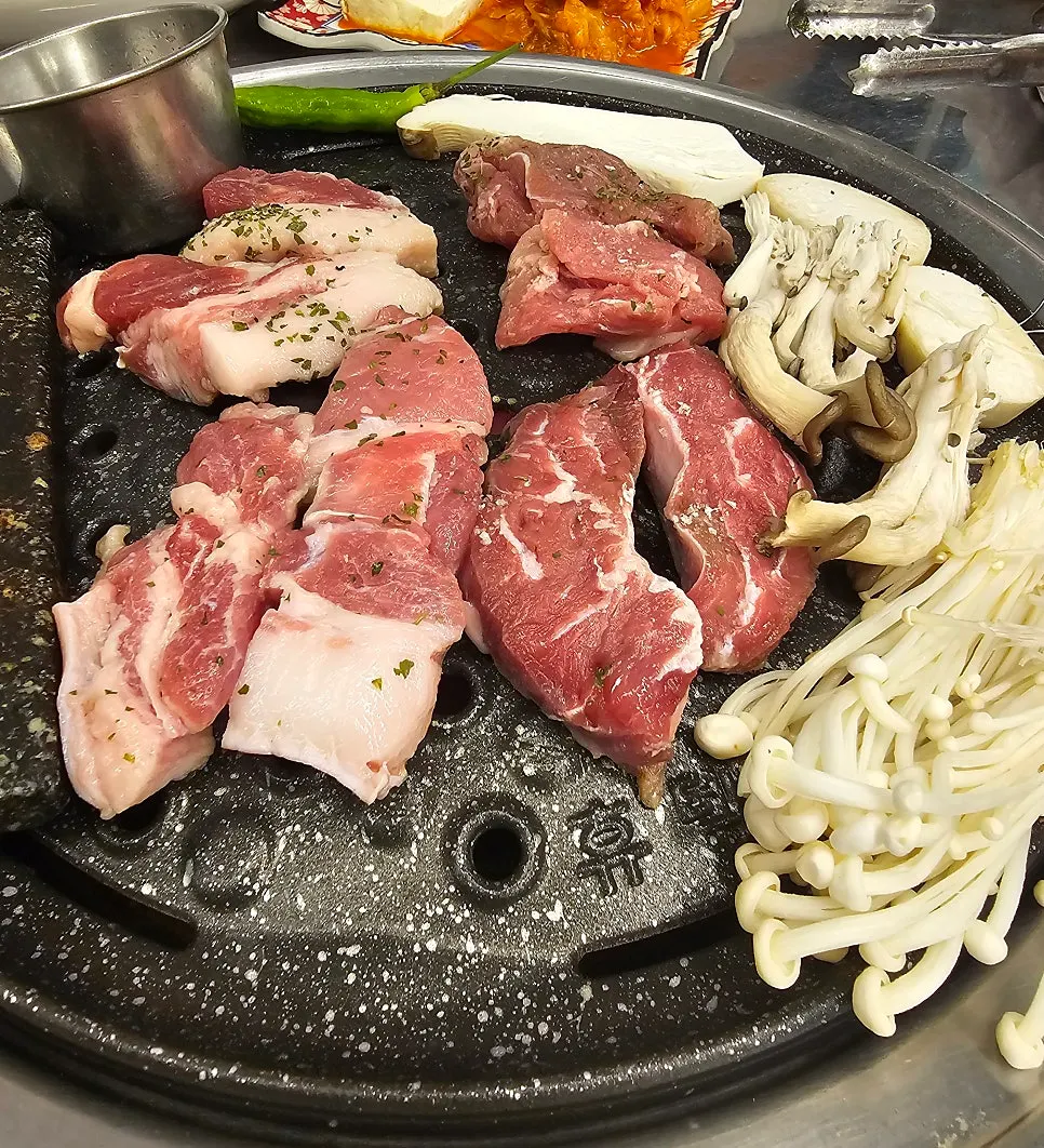 Plate of gwanjasal, dwittongsal, ppolsal, seolhasal, and kotdeungsal