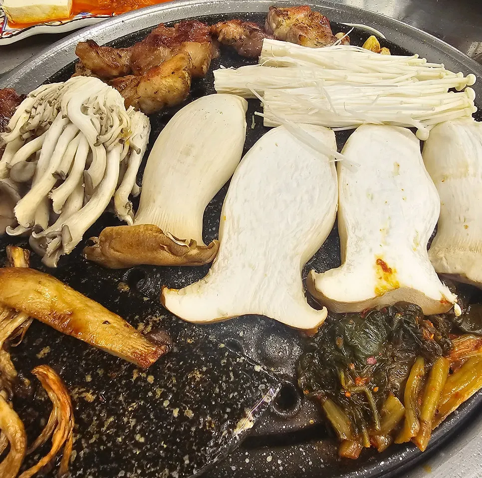 Gat kimchi and mushrooms grilled together on the pan