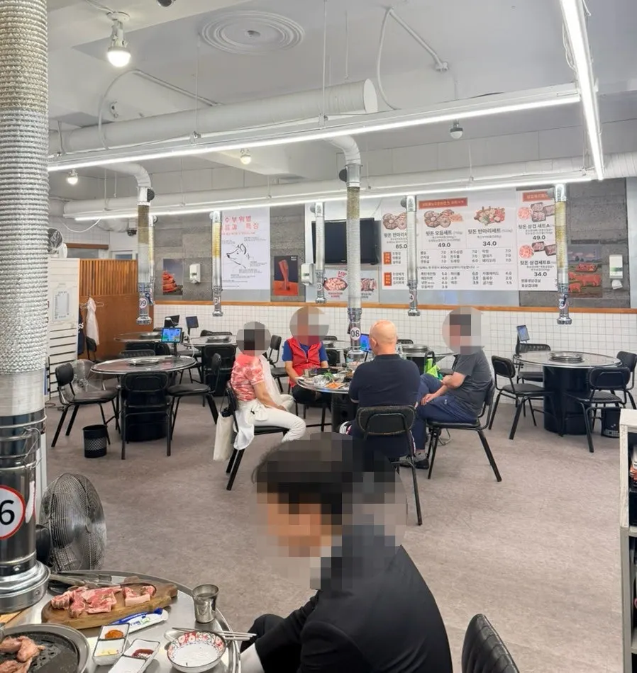 불판과 환풍 시설이 설치된 테이블