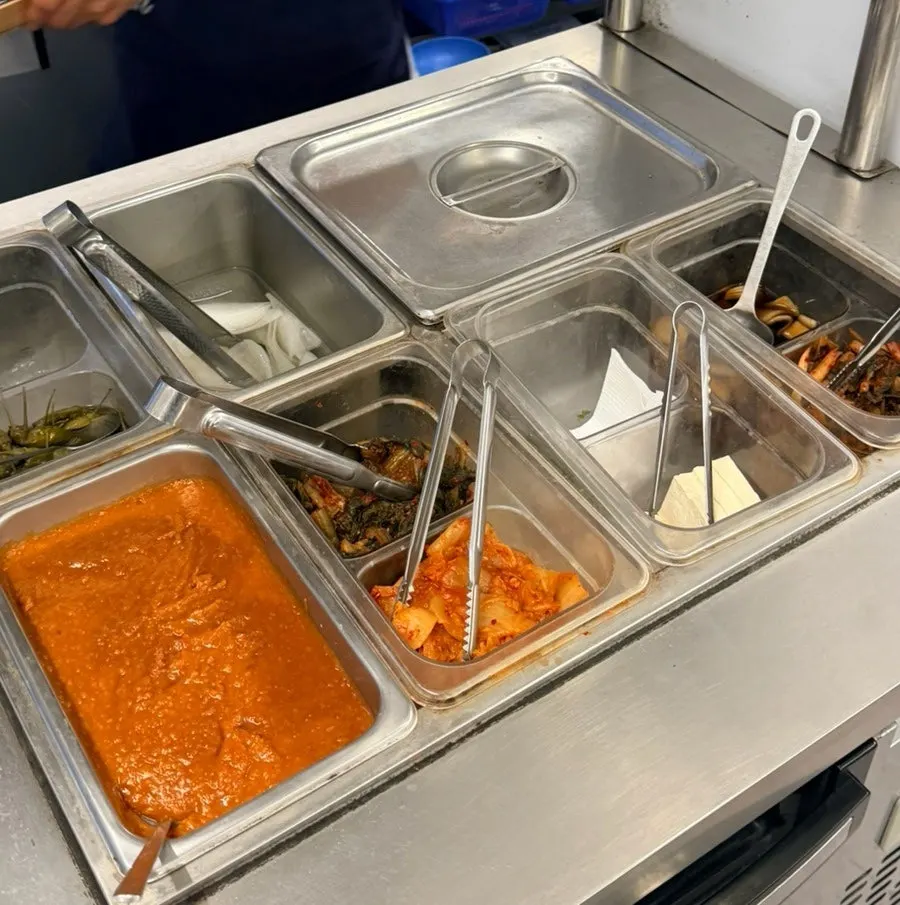 김치와 장아찌가 있는 셀프바